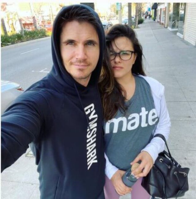 Robbie Amell4